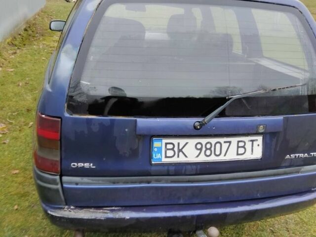 Синий Опель Астра, объемом двигателя 1.7 л и пробегом 377 тыс. км за 1350 $, фото 2 на Automoto.ua