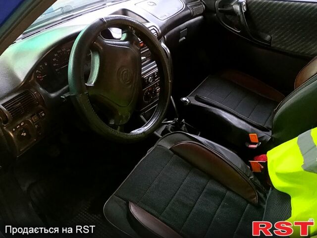 Синий Опель Астра, объемом двигателя 1.7 л и пробегом 300 тыс. км за 2200 $, фото 5 на Automoto.ua