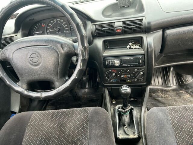 Синий Опель Астра, объемом двигателя 1.6 л и пробегом 350 тыс. км за 1700 $, фото 11 на Automoto.ua