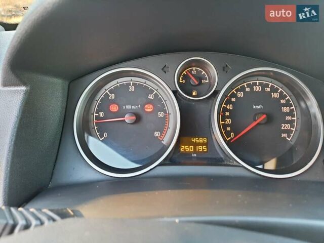 Синий Опель Астра, объемом двигателя 1.7 л и пробегом 250 тыс. км за 6000 $, фото 11 на Automoto.ua