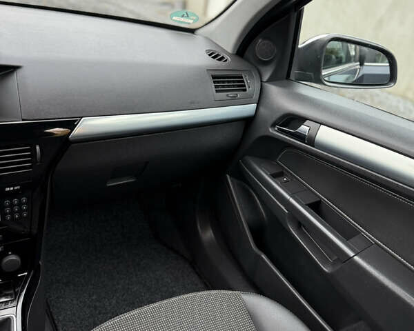 Опель Астра 2009 в Луцке на Automoto.ua Синий Опель Астра, объемом двигателя 1.8 л и пробегом 191 тыс. км за 6799 $, фото 110 на Automoto.ua