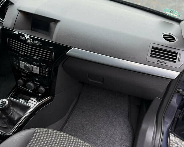 Опель Астра 2009 в Луцке на Automoto.ua Синий Опель Астра, объемом двигателя 1.8 л и пробегом 191 тыс. км за 6799 $, фото 103 на Automoto.ua