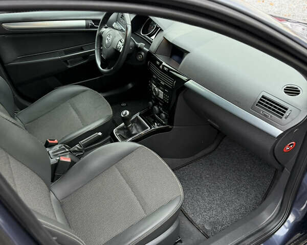 Опель Астра 2009 в Луцке на Automoto.ua Синий Опель Астра, объемом двигателя 1.8 л и пробегом 191 тыс. км за 6799 $, фото 100 на Automoto.ua