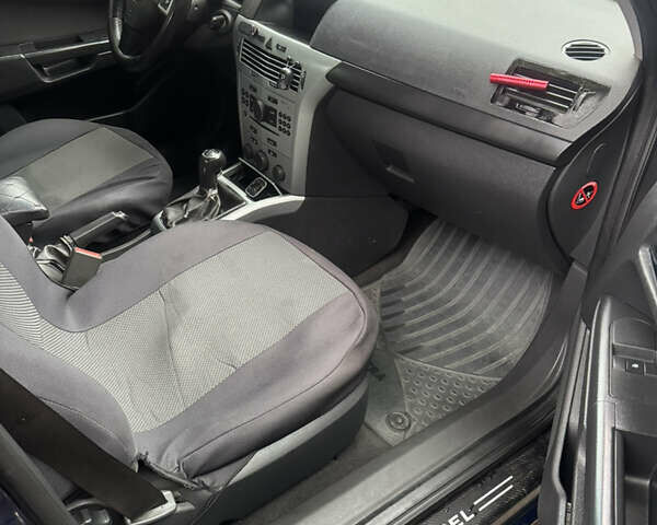 Опель Астра 2009 в Черкассах на Automoto.ua Синий Опель Астра, объемом двигателя 1.69 л и пробегом 250 тыс. км за 5000 $, фото 13 на Automoto.ua