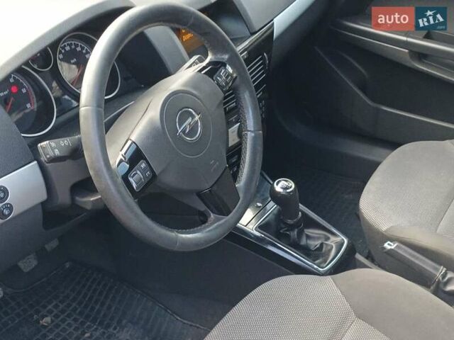 Синий Опель Астра, объемом двигателя 1.69 л и пробегом 190 тыс. км за 5750 $, фото 3 на Automoto.ua