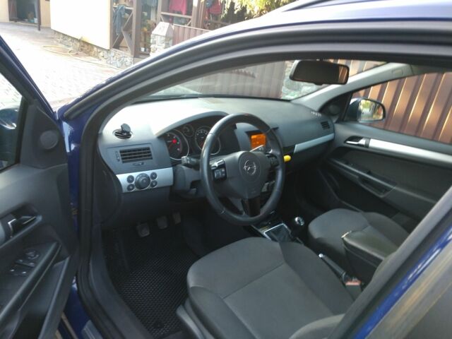 Синий Опель Астра, объемом двигателя 1.7 л и пробегом 275 тыс. км за 5600 $, фото 11 на Automoto.ua