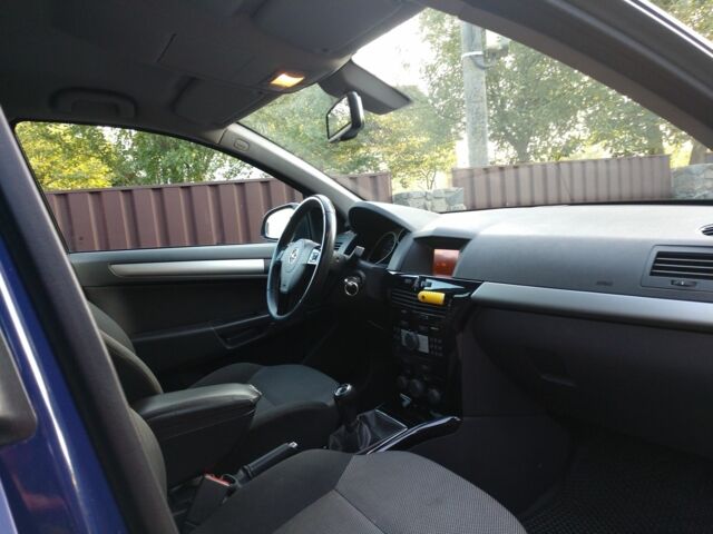 Синий Опель Астра, объемом двигателя 1.7 л и пробегом 275 тыс. км за 5600 $, фото 19 на Automoto.ua