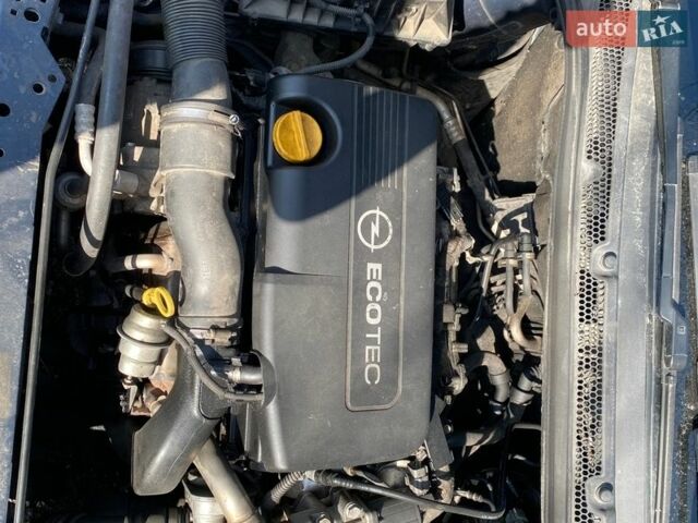 Синий Опель Астра, объемом двигателя 1.7 л и пробегом 250 тыс. км за 3900 $, фото 8 на Automoto.ua