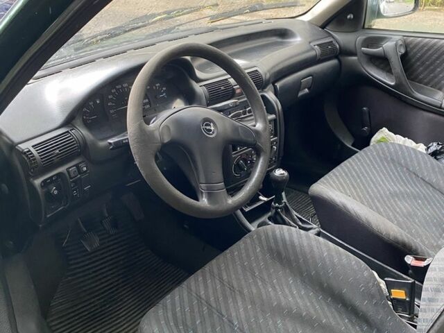 Зеленый Опель Астра, объемом двигателя 1.4 л и пробегом 342 тыс. км за 642 $, фото 3 на Automoto.ua