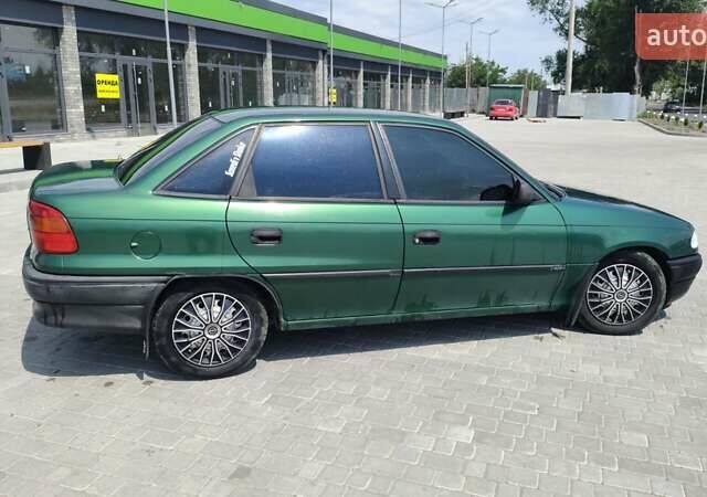 Зеленый Опель Астра, объемом двигателя 1.4 л и пробегом 400 тыс. км за 1700 $, фото 1 на Automoto.ua
