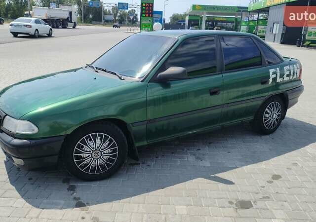 Зеленый Опель Астра, объемом двигателя 1.4 л и пробегом 400 тыс. км за 1700 $, фото 2 на Automoto.ua