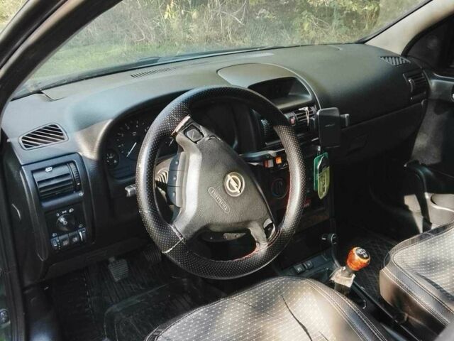 Зеленый Опель Астра, объемом двигателя 1.6 л и пробегом 320 тыс. км за 2043 $, фото 3 на Automoto.ua