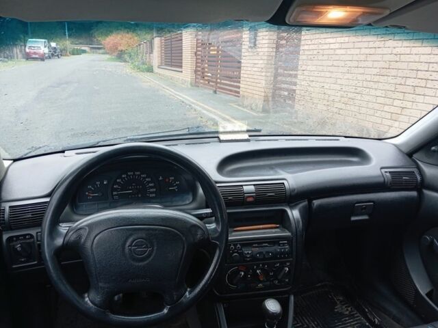 Зеленый Опель Астра, объемом двигателя 1.6 л и пробегом 175 тыс. км за 1500 $, фото 4 на Automoto.ua