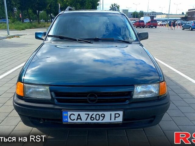 Зеленый Опель Астра, объемом двигателя 1.6 л и пробегом 280 тыс. км за 2500 $, фото 1 на Automoto.ua