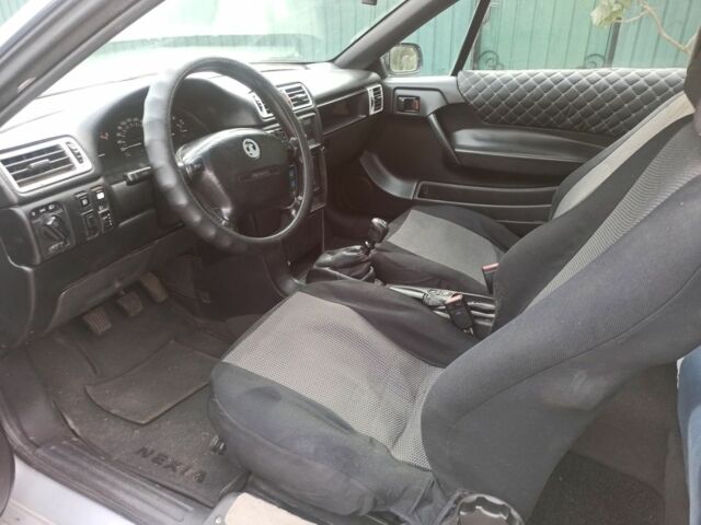 Сірий Опель Калібра, об'ємом двигуна 2 л та пробігом 317 тис. км за 2700 $, фото 13 на Automoto.ua