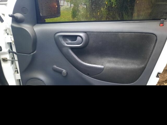 Белый Опель Кампо, объемом двигателя 3 л и пробегом 250 тыс. км за 2350 $, фото 1 на Automoto.ua