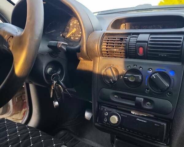 Білий Опель Комбо вант.-пас., об'ємом двигуна 1.39 л та пробігом 150 тис. км за 2000 $, фото 2 на Automoto.ua