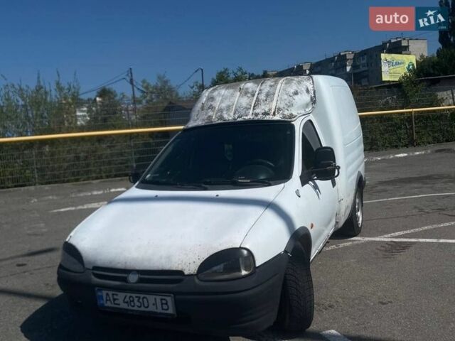Белый Опель Комбо груз.-пасс., объемом двигателя 1.7 л и пробегом 350 тыс. км за 1500 $, фото 1 на Automoto.ua