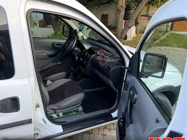 Белый Опель Комбо груз.-пасс., объемом двигателя 1.7 л и пробегом 350 тыс. км за 2499 $, фото 1 на Automoto.ua