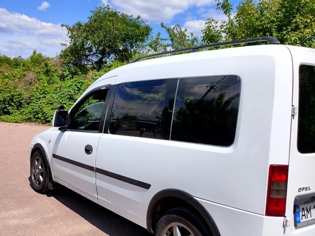 Білий Опель Комбо вант.-пас., об'ємом двигуна 1.7 л та пробігом 195 тис. км за 3800 $, фото 3 на Automoto.ua