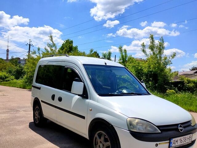 Білий Опель Комбо вант.-пас., об'ємом двигуна 1.7 л та пробігом 195 тис. км за 3800 $, фото 1 на Automoto.ua