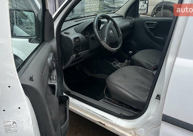 Білий Опель Комбо вант.-пас., об'ємом двигуна 1.7 л та пробігом 270 тис. км за 1700 $, фото 4 на Automoto.ua