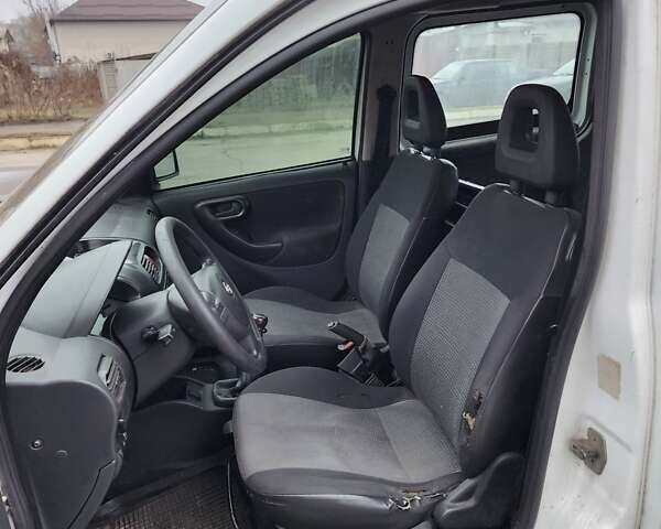 Білий Опель Комбо вант.-пас., об'ємом двигуна 1.3 л та пробігом 303 тис. км за 1850 $, фото 4 на Automoto.ua