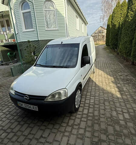 Белый Опель Комбо груз.-пасс., объемом двигателя 1.6 л и пробегом 219 тыс. км за 3500 $, фото 2 на Automoto.ua
