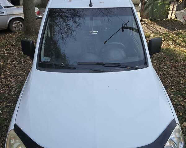 Белый Опель Комбо груз.-пасс., объемом двигателя 1.25 л и пробегом 182 тыс. км за 3500 $, фото 2 на Automoto.ua