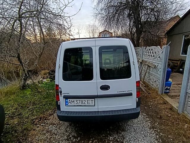 Белый Опель Комбо груз.-пасс., объемом двигателя 1.2 л и пробегом 410 тыс. км за 3500 $, фото 4 на Automoto.ua