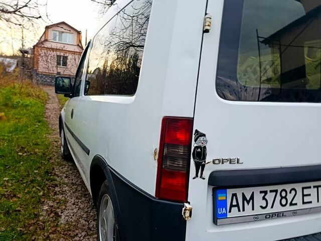 Белый Опель Комбо груз.-пасс., объемом двигателя 1.2 л и пробегом 410 тыс. км за 3500 $, фото 2 на Automoto.ua