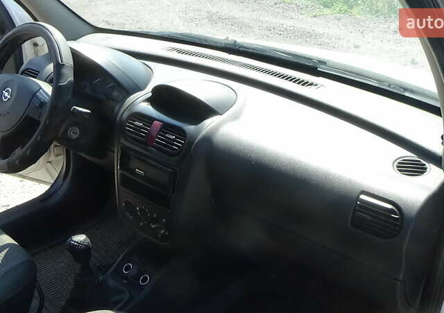 Белый Опель Комбо груз.-пасс., объемом двигателя 1.4 л и пробегом 250 тыс. км за 2900 $, фото 15 на Automoto.ua