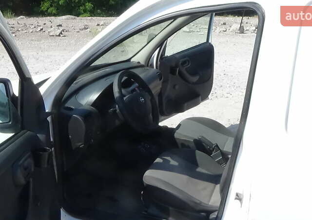 Белый Опель Комбо груз.-пасс., объемом двигателя 1.4 л и пробегом 250 тыс. км за 2900 $, фото 14 на Automoto.ua