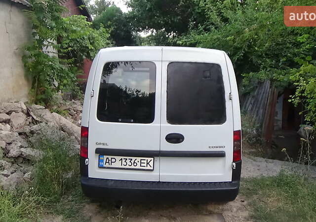 Белый Опель Комбо груз.-пасс., объемом двигателя 1.4 л и пробегом 280 тыс. км за 2950 $, фото 1 на Automoto.ua