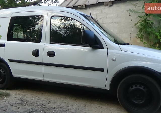 Белый Опель Комбо груз.-пасс., объемом двигателя 1.4 л и пробегом 250 тыс. км за 2900 $, фото 9 на Automoto.ua