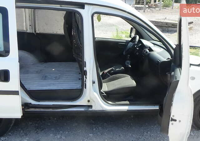Белый Опель Комбо груз.-пасс., объемом двигателя 1.4 л и пробегом 250 тыс. км за 2900 $, фото 4 на Automoto.ua