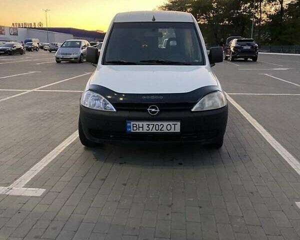Белый Опель Комбо груз.-пасс., объемом двигателя 1.3 л и пробегом 260 тыс. км за 4000 $, фото 2 на Automoto.ua