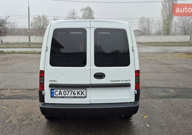 Білий Опель Комбо вант.-пас., об'ємом двигуна 1.69 л та пробігом 232 тис. км за 3750 $, фото 4 на Automoto.ua