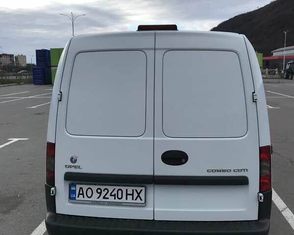 Белый Опель Комбо груз.-пасс., объемом двигателя 1.2 л и пробегом 154 тыс. км за 3800 $, фото 3 на Automoto.ua