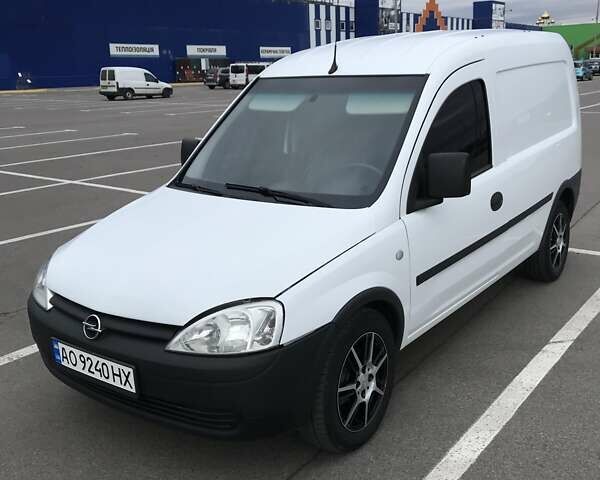 Белый Опель Комбо груз.-пасс., объемом двигателя 1.2 л и пробегом 154 тыс. км за 3800 $, фото 1 на Automoto.ua