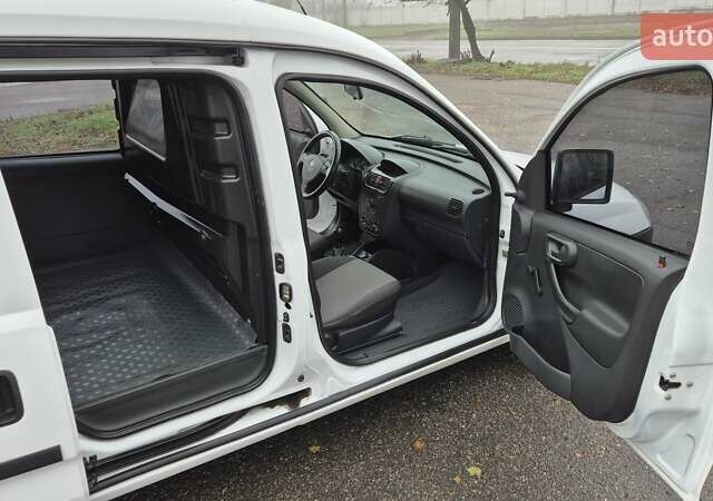 Білий Опель Комбо вант.-пас., об'ємом двигуна 1.69 л та пробігом 232 тис. км за 3750 $, фото 9 на Automoto.ua