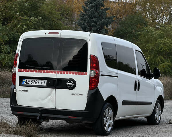 Опель Комбо вант.-пас. 2012 у Кам'янське (Дніпродзержинськ) на Automoto.ua Білий Опель Комбо вант.-пас., об'ємом двигуна 1.3 л та пробігом 284 тис. км за 5200 $, фото 12 на Automoto.ua