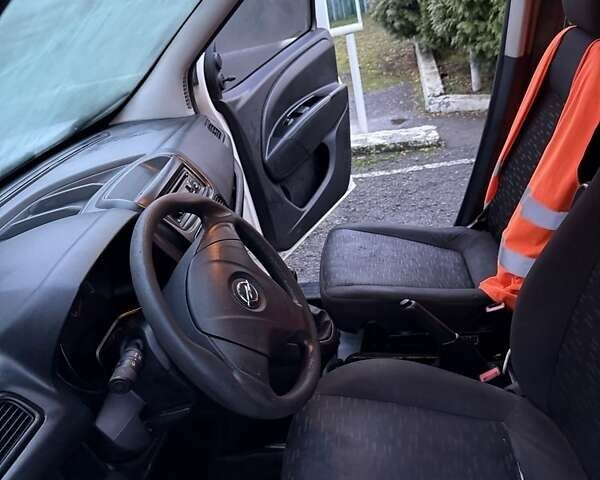 Белый Опель Комбо груз.-пасс., объемом двигателя 1.2 л и пробегом 348 тыс. км за 4300 $, фото 4 на Automoto.ua