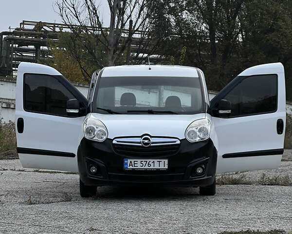 Опель Комбо вант.-пас. 2012 у Кам'янське (Дніпродзержинськ) на Automoto.ua Білий Опель Комбо вант.-пас., об'ємом двигуна 1.3 л та пробігом 284 тис. км за 5200 $, фото 32 на Automoto.ua