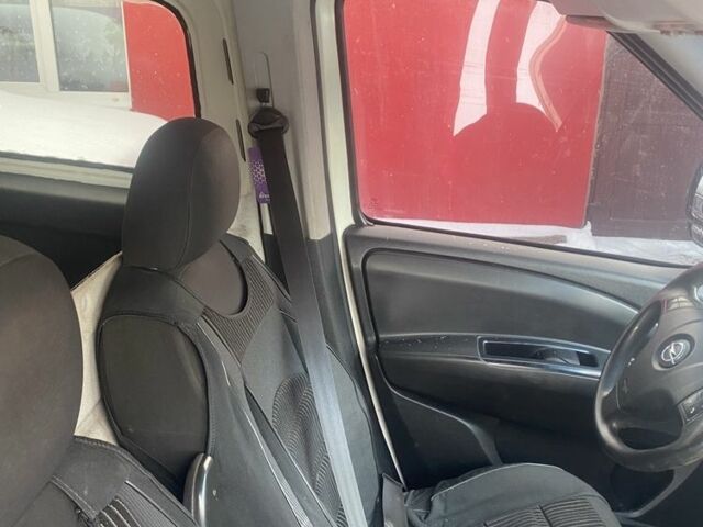 Білий Опель Комбо вант.-пас., об'ємом двигуна 1.2 л та пробігом 293 тис. км за 4250 $, фото 9 на Automoto.ua