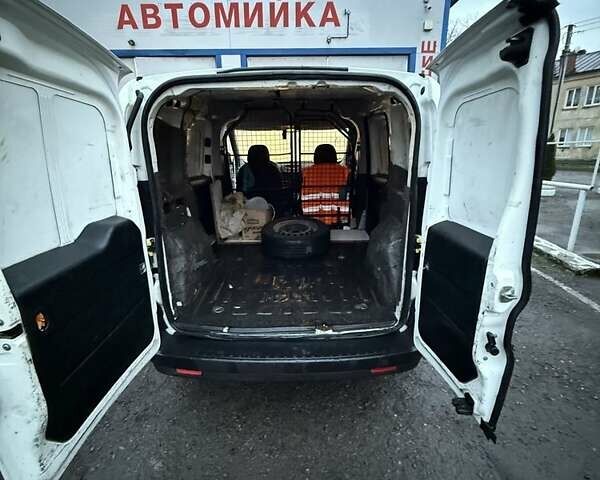 Белый Опель Комбо груз.-пасс., объемом двигателя 1.2 л и пробегом 348 тыс. км за 4300 $, фото 3 на Automoto.ua