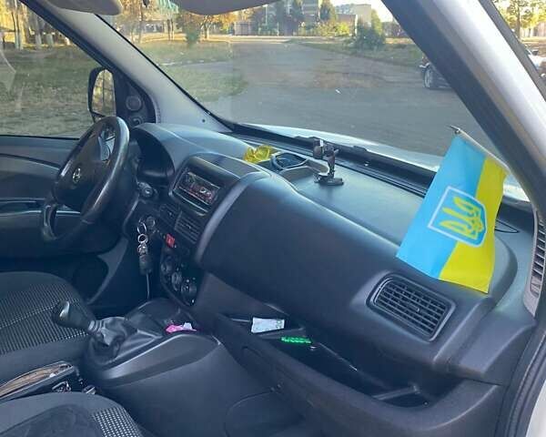 Опель Комбо вант.-пас. 2012 у Первомайськ на Automoto.ua Білий Опель Комбо вант.-пас., об'ємом двигуна 1.3 л та пробігом 270 тис. км за 5800 $, фото 1 на Automoto.ua