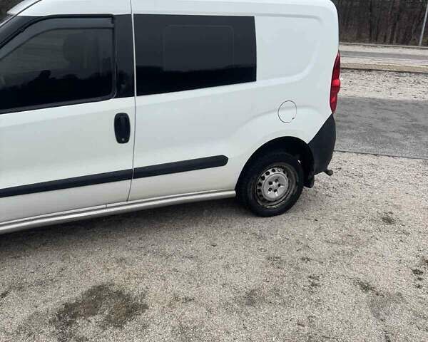 Белый Опель Комбо груз.-пасс., объемом двигателя 1.25 л и пробегом 292 тыс. км за 5500 $, фото 3 на Automoto.ua