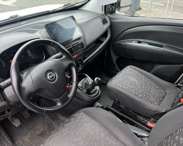 Белый Опель Комбо груз.-пасс., объемом двигателя 1.3 л и пробегом 280 тыс. км за 4800 $, фото 7 на Automoto.ua