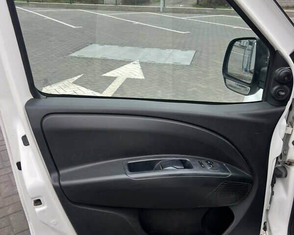 Белый Опель Комбо груз.-пасс., объемом двигателя 1.3 л и пробегом 280 тыс. км за 4800 $, фото 6 на Automoto.ua